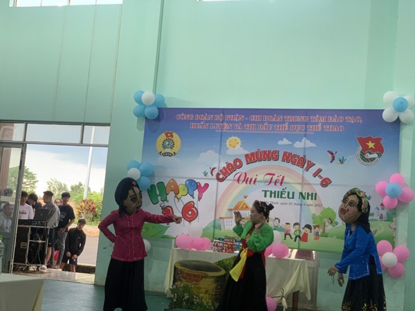 Trung tâm Đào tạo, Huấn luyện và Thi đấu TDTT tổ chức chương trình vui tết thiếu nhi cho các vân động viên và con em viên chức, người lao động trong đơn vị.
