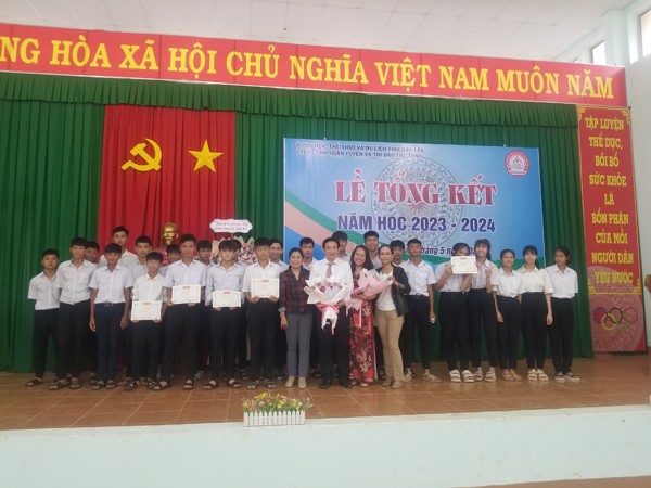Trung tâm Huấn luyện và Thi đấu thể thao tổng kết năm học 2023-2024 về văn hóa phổ thông của vận động viên.